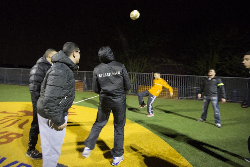 Allochtone, voornamelijk Marokkaanse jongeren voetballen onder aanvoering van straatcoaches op de Cruyff court aan de Genestetlaan, In het Willemskwartier is veel overlast door joneren. Nijmegen, 16-1-2014 . dgfoto.
