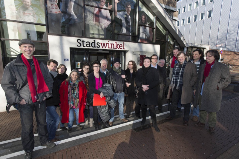 Jac Splinter levert de lijsten van de Creatieve Partij Nijmegen in bij de Stadswinkel. Nijmegen, 3-2-2014 . dgfoto.