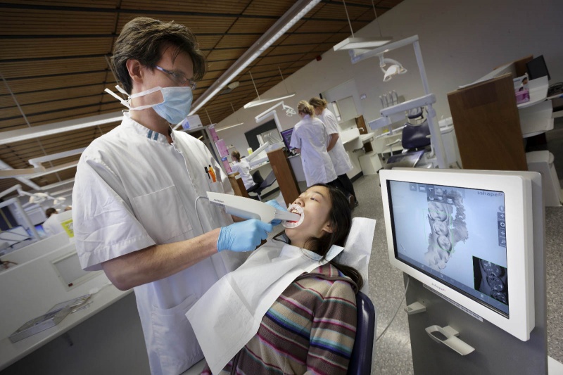 Radboud UMC, Tandheelkunde. Studenten leren met de meest geavanceerde technieken omgaan. Met een 3d camera wordt het gebit gefotografeerd. Nijmegen, 6-2-2014 . dgfoto.