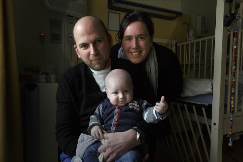 Pim en Jennifer Vermeulen uit Tolkamer en hun 5 maanden oude zoon Tijsje. De baby heeft de ziekte neuroblastoom, een zeldzame vorm van kinderkanker. Daarvoor ondergaat hij een chemiekuur. . Nijmegen, 10-2-2014 . dgfoto.