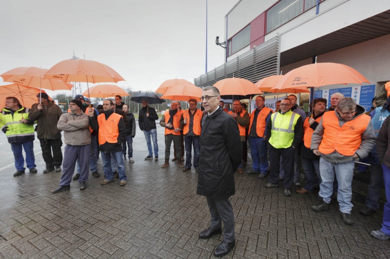 Aanbieden petitie aan directielid van Sappi papier.. Nijmegen, 13-2-2014 . dgfoto.