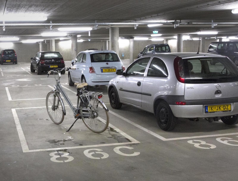 Parkeergarage onder plein 44 met fiets. Nijmegen, 16-1-2014 . dgfoto.