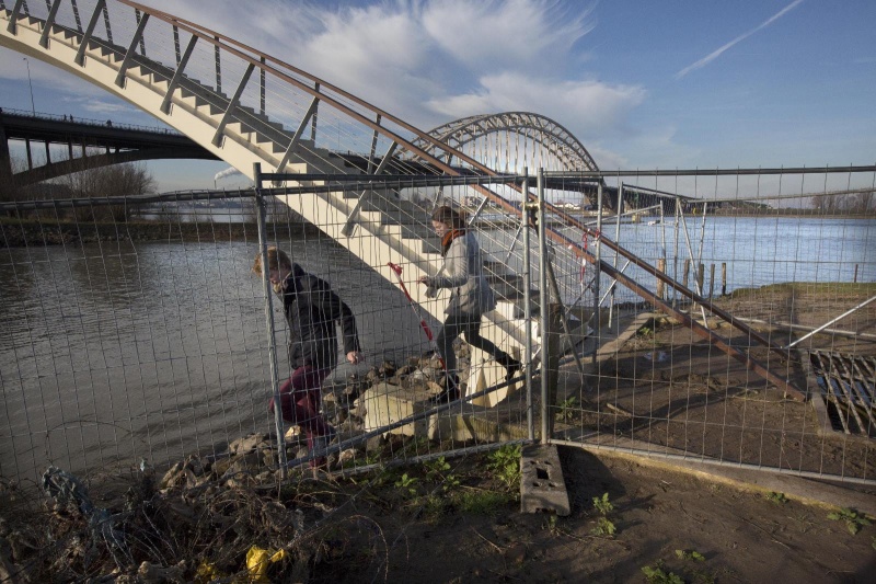 Ooijpoort, nieuwe brug getje over het Meertje. Antisliplaag zit erop en TOCH is de brug nog steeds dicht.. Nijmegen, 17-1-2014 . dgfoto.
