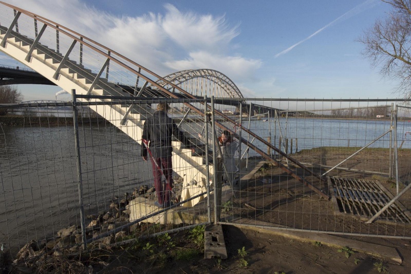 Ooijpoort, nieuwe brug getje over het Meertje. Antisliplaag zit erop en TOCH is de brug nog steeds dicht.. Nijmegen, 17-1-2014 . dgfoto.