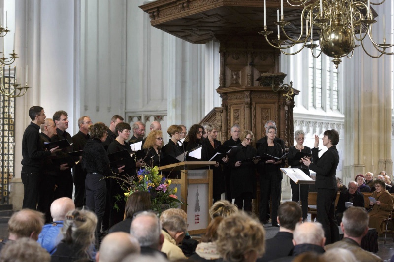 Herdenking bombardement op Nijmegen 22 februari 1944 in de st. Stevenskerk en bij de Schommel met kranslegging. Nijmegen, 22-2-2014 . dgfoto.