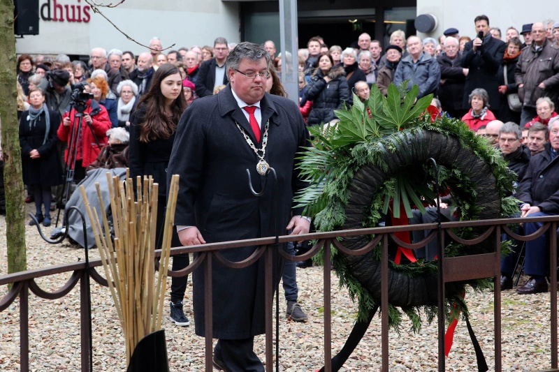 Herdenking bombardement op Nijmegen 22 februari 1944 in de st. Stevenskerk en bij de Schommel met kranslegging. Nijmegen, 22-2-2014 . dgfoto.