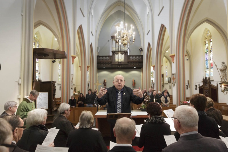 Wim van Daal (84) als 75 jaar bij koor waarvan 34 als dirigent, St Johannes de DoperkerkGasselt. 23-2-2014