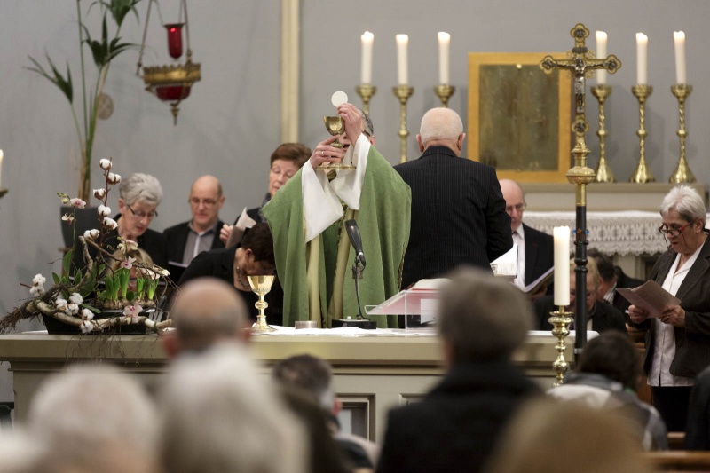 Wim van Daal (84) als 75 jaar bij koor waarvan 34 als dirigent, St Johannes de DoperkerkGasselt. 23-2-2014