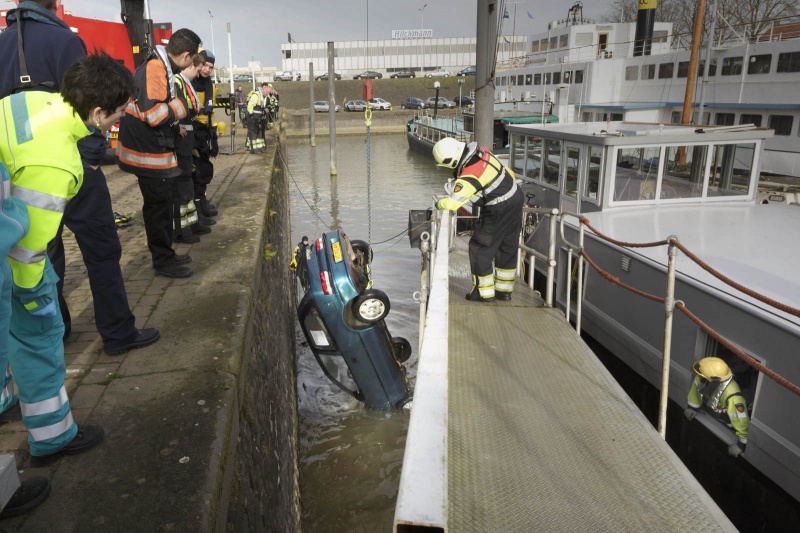 Auto te water in de Waalhaven. Nijmegen, 27-2-2014 . dgfoto.