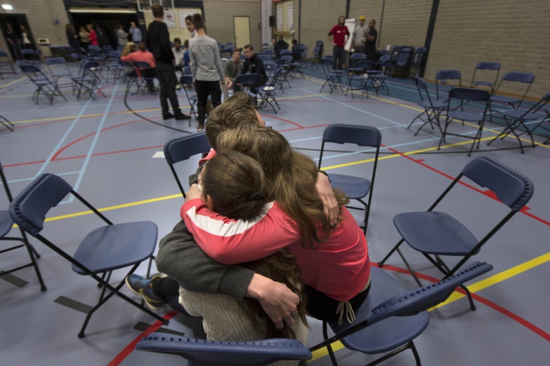 Challenge Day OBC Huissen. Jongeren huggen elkaar, troosten. Huissen, 29-1-2014 . dgfoto.