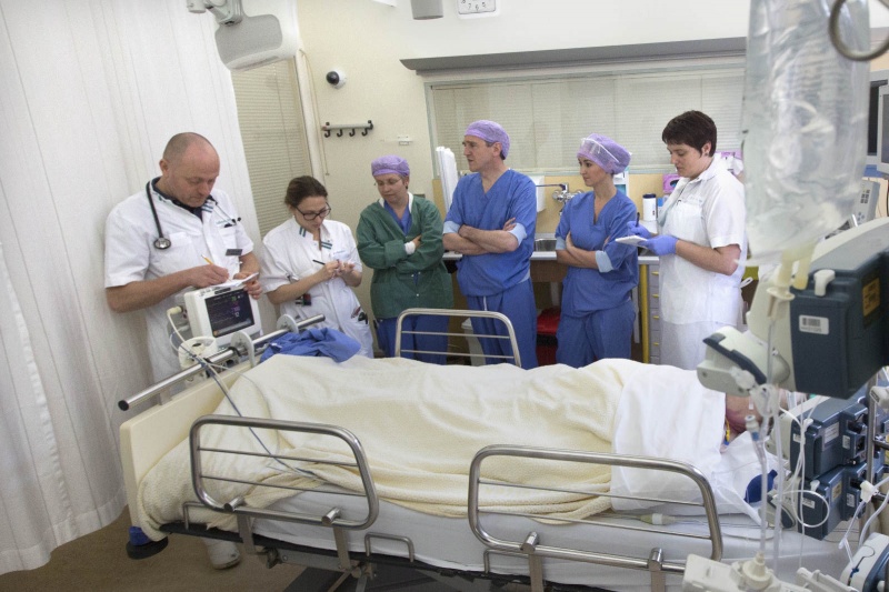 Hartcentrum van het Radboud,  de overdracht van de patient vanuit de operatiekamer door de chirurg Verhagen, (4de van links) naar de intensivist dr. Heunks( Links). . Nijmegen, 30-1-2014 . dgfoto.