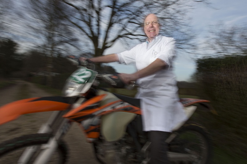 cwz-orthopeed gerrit jan van norel
Van Norel is onderscheiden met de sporthart-wisselbeker van het nationale motorsportgala omdat hij veel kampioenen in de motorsport helpt met verbanden en goede adviezen bij blessures; hij klimpt in zijn witte doktersjas en met wisselbeker op zijn Ducati, 1100 cc.
. Overaselt, 30-1-2014 . dgfoto.