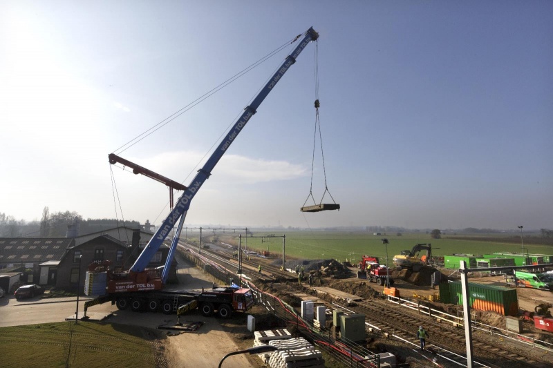 Werkzaamheden aan het spoor bij het viaduct Olympiaweg, Elst, 8-3-2014 . dgfoto.