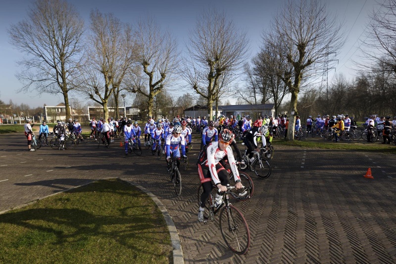 Fietstraining 't Verzetje
Wielerclub start met de eerste trainingen voor beginners en gevorderden. 
Rob van der Velden is er. Start is om 9.30 uur.
, Bemmel, 9-3-2014 . dgfoto.