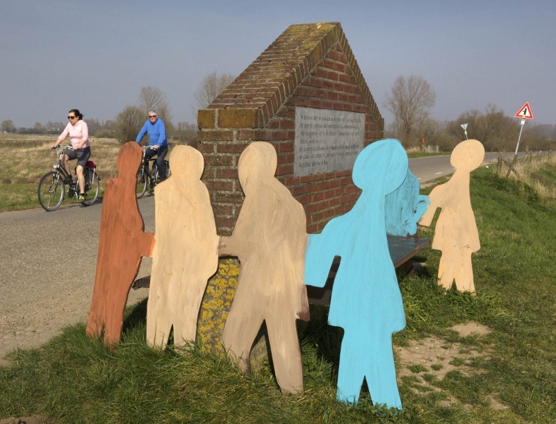 kinderbeeldengroep rand Ooijpolder. beeldengroep van kinderen ter hoogte van hollands-Duitsch Gemaal is door onbekenden beschilderd.  Nijmegen, 13-3-2014 . dgfoto.