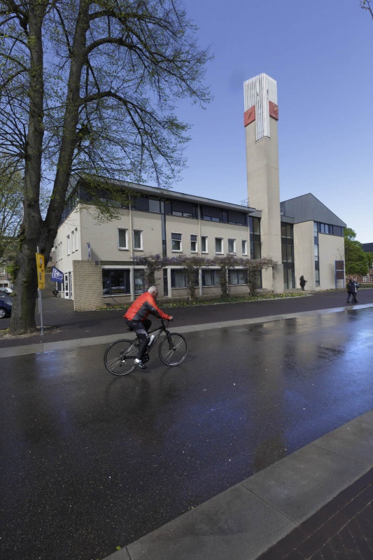 Exterieur vanaf de zijde van de Dorpsstraat. Gemeentehuis wordt verbouwd en er is een conflict over de aanpak van de voorzijde, waar een extra entree moet komen.Groesbeek, 14-4-2014 . dgfoto.