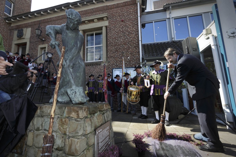 Herdenking van 440 jaar Slag om de Mookerheide. Onthulling van plaquettedoor gouverneur van de koning, Mook, 14-4-2014 . dgfoto.