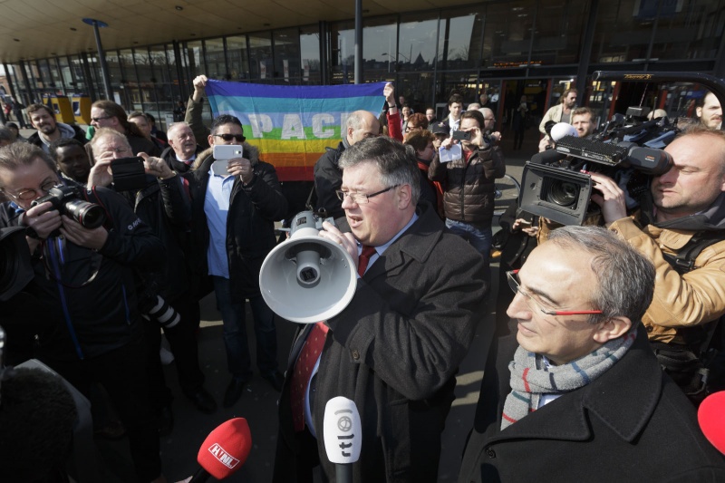 Leden van diverse college's van de gemeente en van de universiteit doen aangifte tegen Wilders op het politiebureau . Nijmegen, 25-3-2014 . dgfoto.