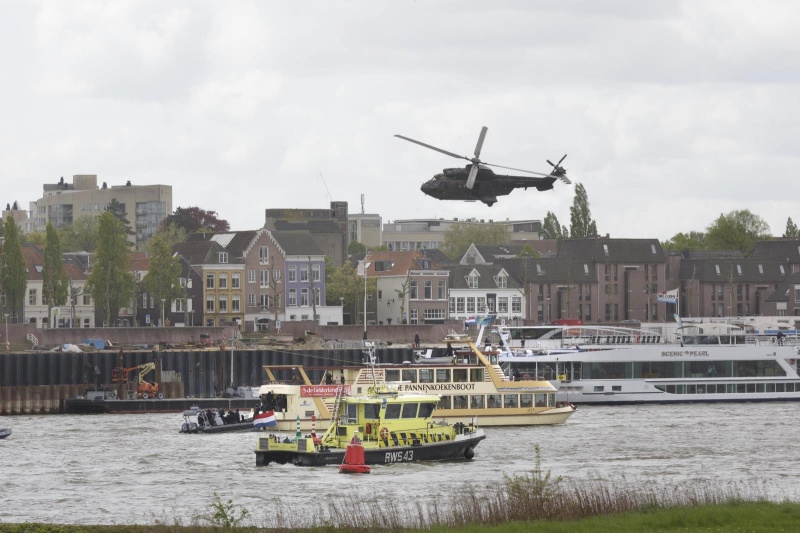 oefening speciale troepen , bevrijding vip op de Waal met helicopter, speedboten. vip zit op Pannenkoekenboot. Nijmegen, 18-4-2014 . dgfoto.