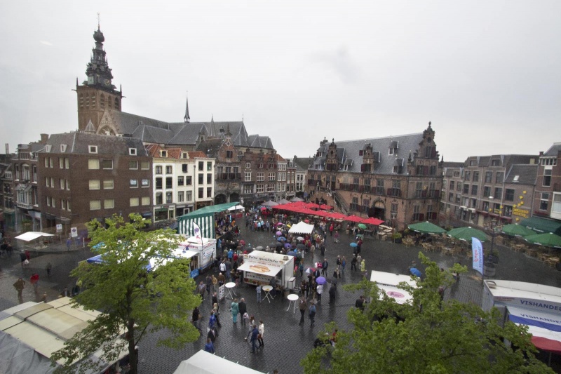 Drukte op de markt, Paasmarkt in het centrum. Nijmegen, 21-4-2014 . dgfoto.