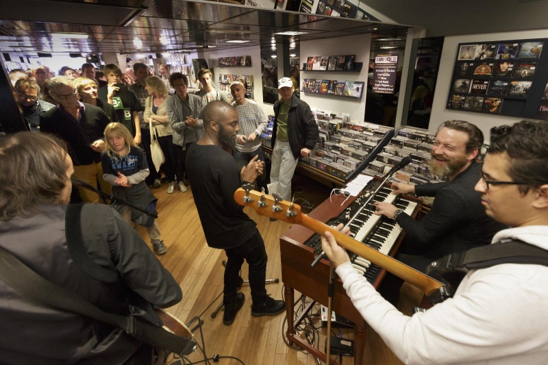 platzenzaak kroese molenstraat, record store day, bands treden op in kleine bezetting in de platenzaak. om 17 uur speelt Sven Hammond, heftige orgelmuziek.. Nijmegen, 19-4-2014 . dgfoto.