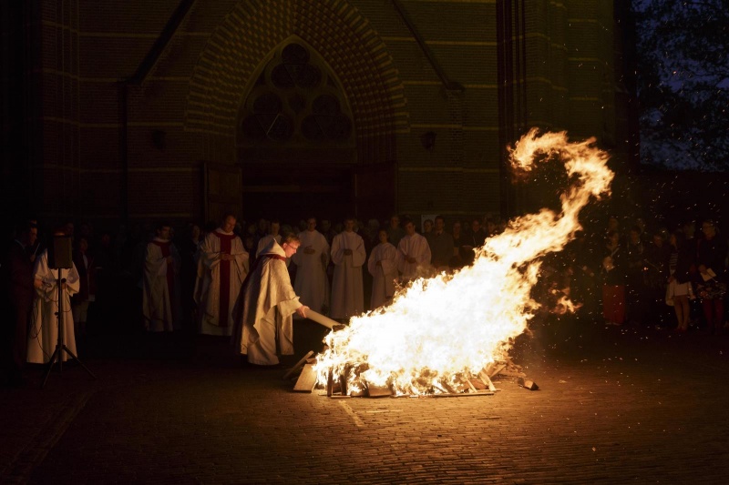 Paasvuur, paaswake en aansteken paaskaars bij de Maria Geboortekerk aan de Berg en Dalseweg. Nijmegen, 21-4-2014 . dgfoto.