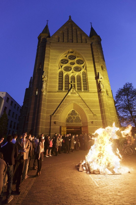 Paasvuur, paaswake en aansteken paaskaars bij de Maria Geboortekerk aan de Berg en Dalseweg. Nijmegen, 21-4-2014 . dgfoto.