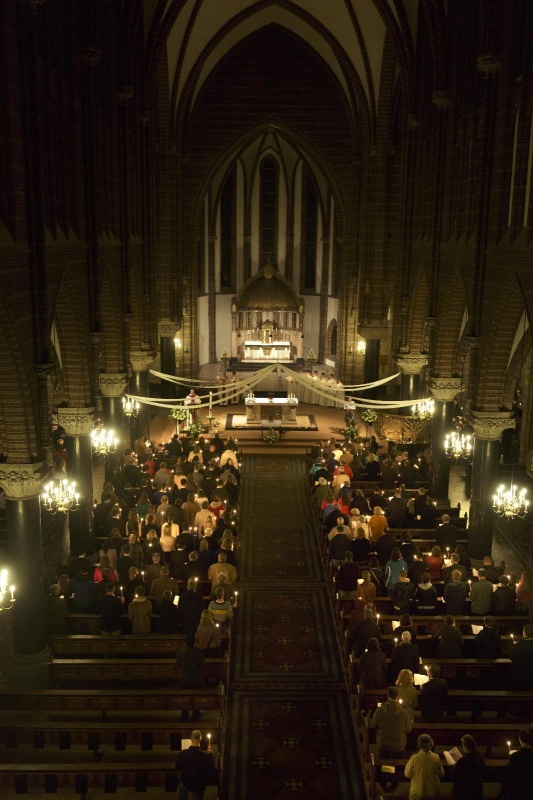 Paasvuur, paaswake en aansteken paaskaars bij de Maria Geboortekerk aan de Berg en Dalseweg. Nijmegen, 21-4-2014 . dgfoto.