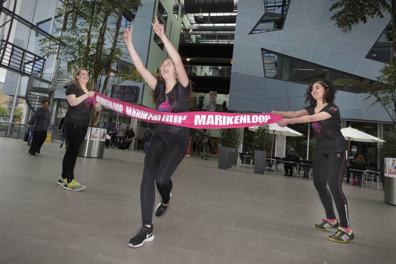 dames die finishlint Marikenloop vasthouden.ROC. Nijmegen, 12-5-2014 . dgfoto.