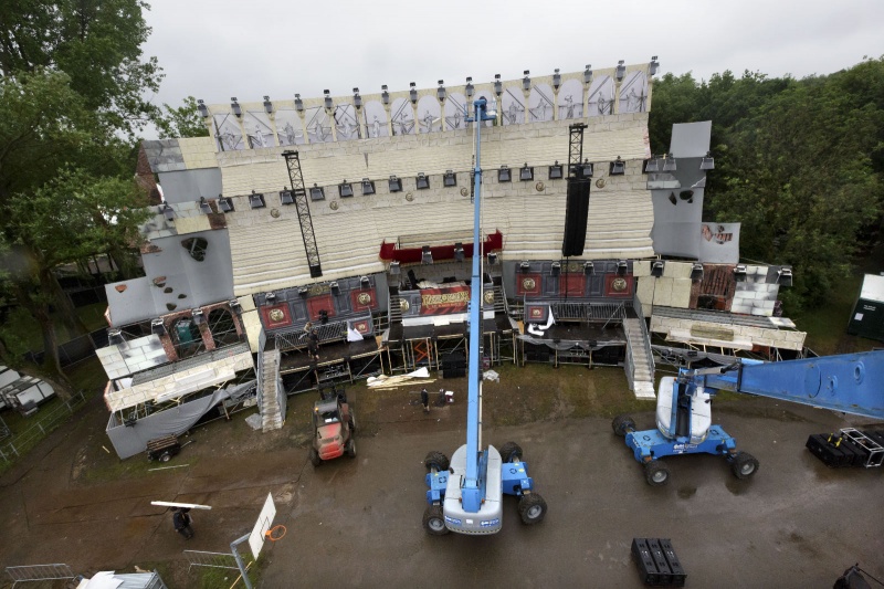 Opbouw van Emporium op de Berendonck, Wijchen, 29-5-2014 . dgfoto.