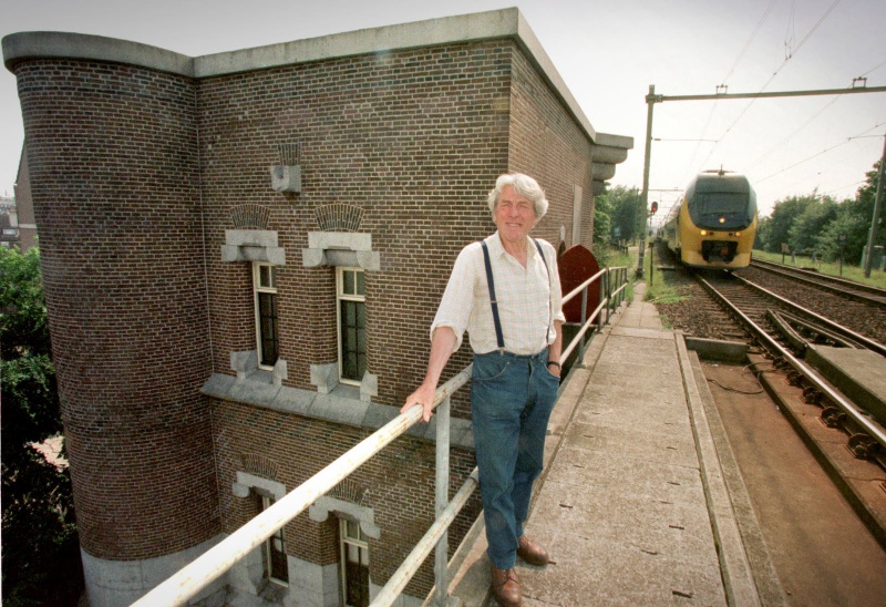 Theo Elfrink voor spoorbruggebouwtje waar fietspad doorheen zal gaanred Nijmfoto: Gerard Verschooten 25-8-1997