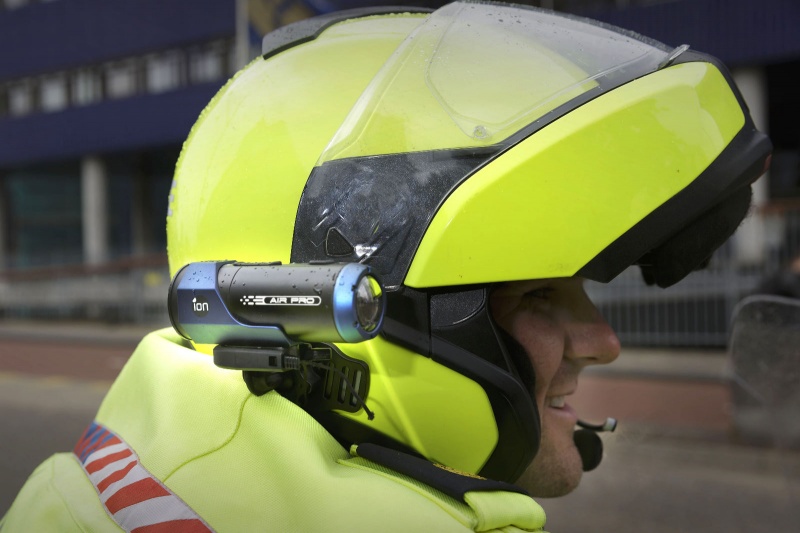 De Nijmeegse motoragent Roy Willemse heeft veel los gemaakt met zijn inmiddels tienduizenden keren bekeken helmcamerafilmpje (waarin te zien is hoe hij met hoge snelheid op weg gaan naar een spoedmelding).. Nijmegen, 5-6-2014 . dgfoto.