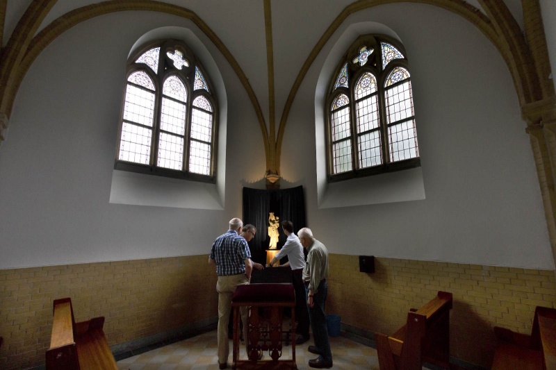 Zondag wordt nieuwe mariakapel in de Groenestraatkerk ingewijd, spotjes worden aangebracht. Nijmegen, 23-5-2014 . dgfoto.
