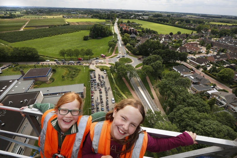 Jumborun, motorrijders met gehandicapte kinderen, Kinderactiviteiten bij Mammoet college te Zetten. 21-6-2014 . dgfoto. DEZE FOTO IN DE KRANT. Anna en Luandra boven in de kraan met fantastisch uitzicht over de motoren en Zetten.