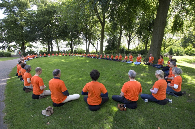 In het kader van hun opleiding en World Peace possible en in de hoop dat Nederland wint mediteerden 65 docenten in opleiding van de Zen.nl -school in het Valkhofpark. Nijmegen, 21-6-2014 . dgfoto.