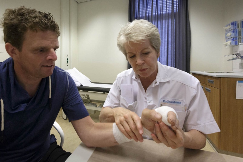 Roeland Verwegen heeft bijzondere ok gehad, Hij heeft twee tenen op de plaats van 2 vingers gekregen, met fysioth. marijke tolsma . Nijmegen, 10-7-2014 . dgfoto.