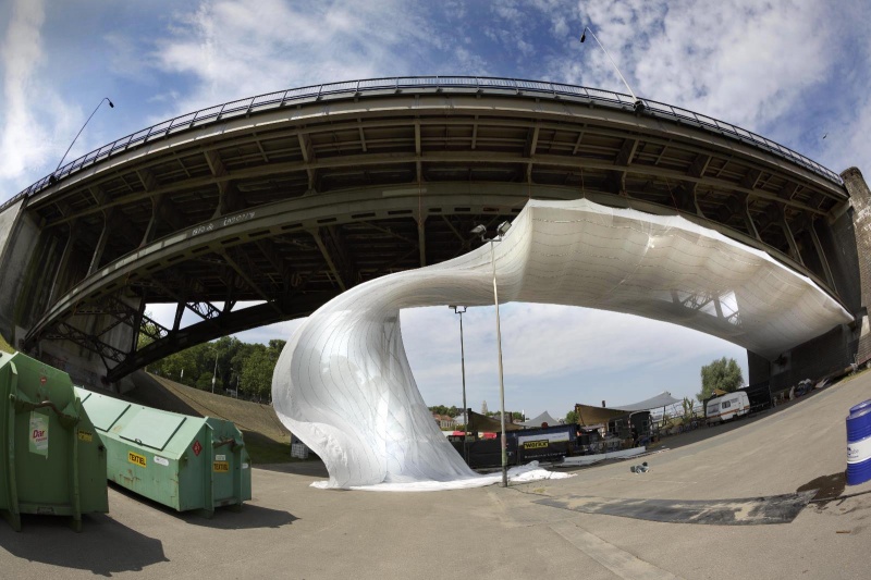 Bij de Kaaij wordt de onderkant van de Waalbrug behangen met een doek.Kunst. Nijmegen, 3-7-2014 . dgfoto.