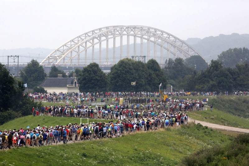 Waalbrug in zicht! Vierdaagse vanaf de Oversteek, Oosterhoutsedijk. Vierdaagsefeesten, Zomerfeesten, Vierdaagse. Nijmegen, 15-7-2014 . dgfoto.