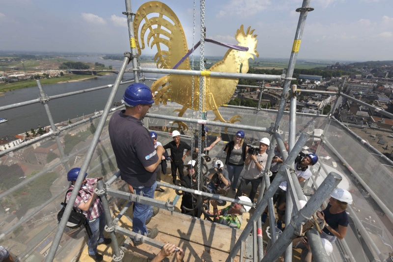 Steigers rond de stevenskerktoren. Uitzichten en Ben van Hees die de haan lostakelt. Nijmegen, 10-7-2014 . dgfoto.