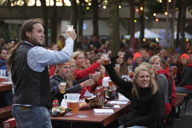 De introductie doet deze avond voor het eerst een cantus. Zo'n 1.000 tot 2.000 studetnten aan tafels op het plein zingen liedjes en drinken. Burgemeester Bruls komt ook, 
. Nijmegen, 19-8-2014 . dgfoto.