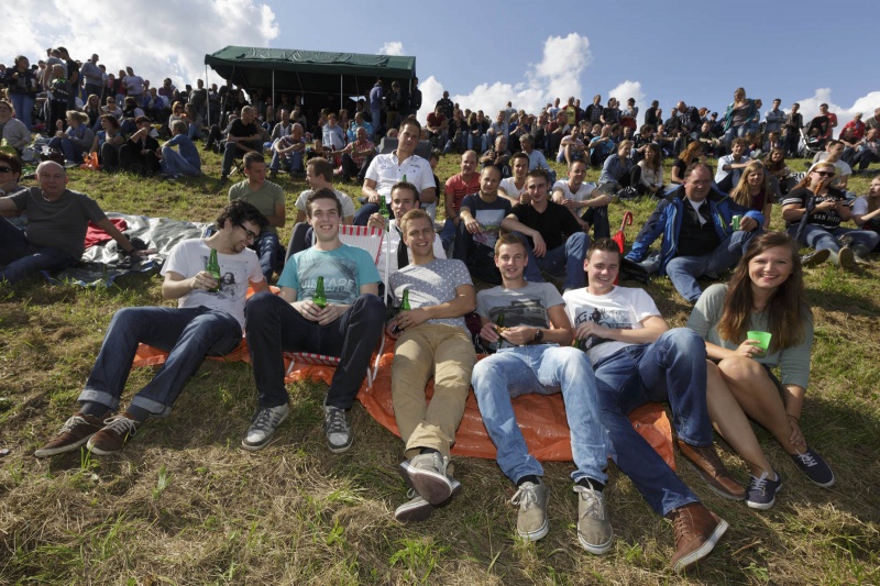 Vriendengroepen op Kermis Gendt bij de schutterij, 23-8-2014 . dgfoto.