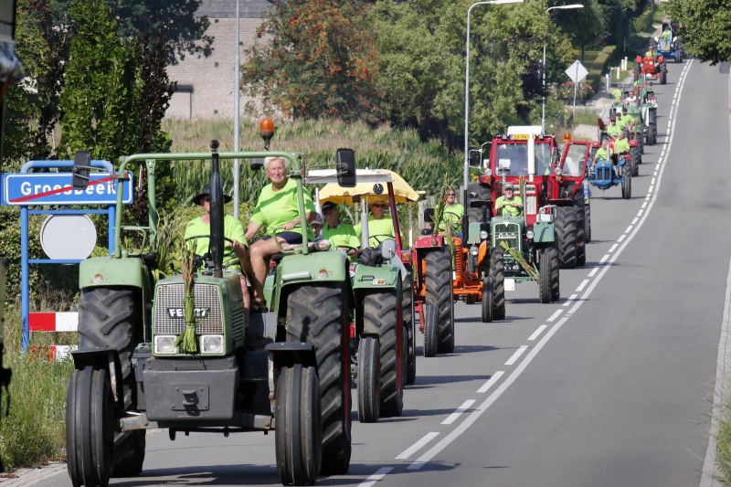 intocht van de tractorvierdaagse. Zo'n 65 tractors verzamelen bij de Canadese begraafplaarts en vertrekken dan om ca. 16.30 uur in colonne over Derdebaan, Wylerbaan en Molenwe, Groesbeek, 24-7-2014 . dgfoto.