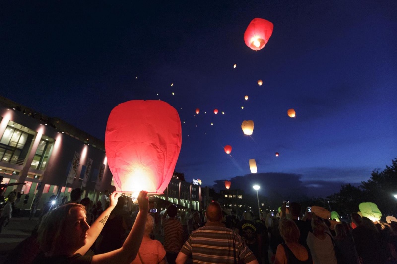 TER HERDENKING VAN DE VLIEGRAMPSLACHTOFFERS mh17 worden er om 22.30 uur wensballonnen opgelaten ter hoogte van het Holland Casino op de Waalkade. Nijmegen, 24-7-2014 . dgfoto.