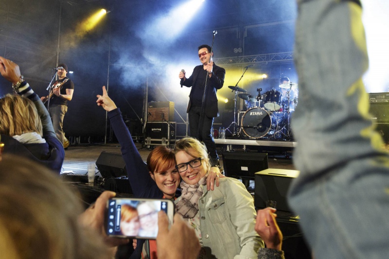 tribute band van U2,  met organisator Ben Wijnhoven, Wolfsberg Groesbeek, 24-8-2014 . dgfoto.