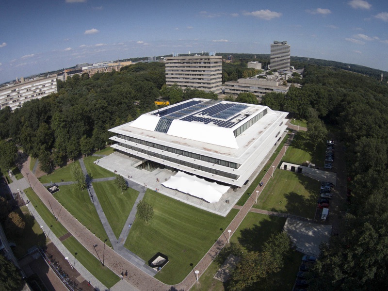 Grotiusgebouw met Drone. Nijmegen, 27-8-2014 . dgfoto.