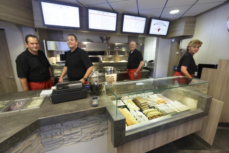 de familie Van Weel in de snackbar. Met z'n vieren zijn ze na 16 jaar van afwezigheid terug op hun vertrouwde stekkie. Nijmegen, 4-9-2014 . dgfoto.