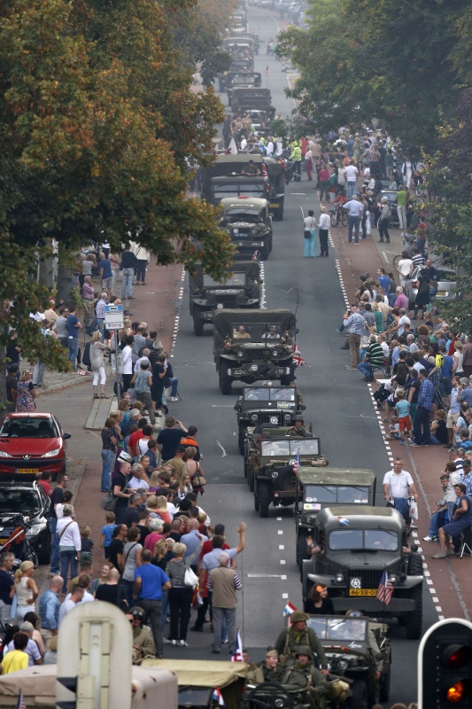 Market Garden, via de Berg en Dalseweg komt de colonne de stad binnen.. Nijmegen, 20-9-2014 . dgfoto.