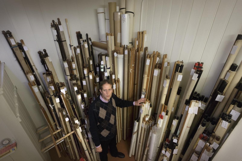 Lucy Holl en haar partner Lowie Brink hebben een wandkaarten antiquariaat. Ze hebben een overzichtwerk samengesteld van alle geschiedkundige wandkaarten . Nijmegen, 6-11-2014 . dgfoto.