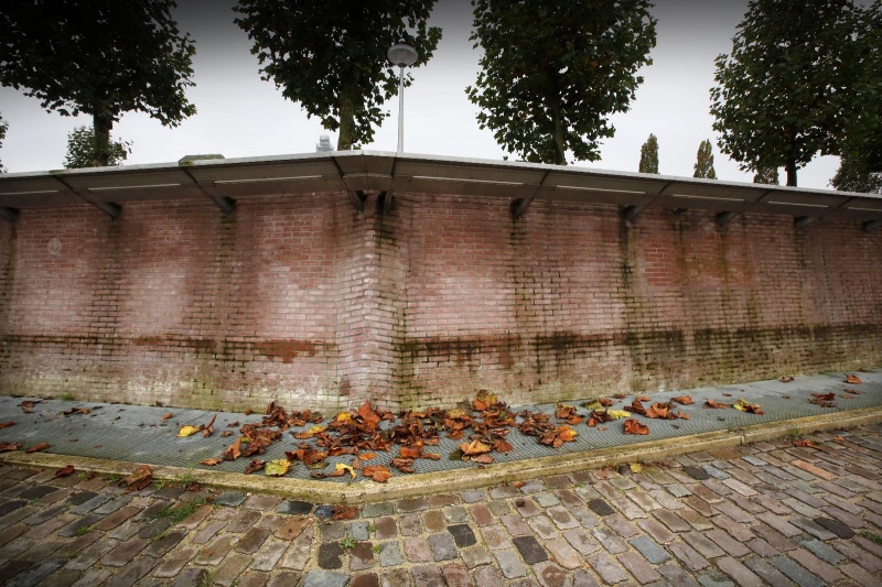 het van meet af aan mislukte waterkunstwerk Bit.recurrence, te vinden aan de kademuur bij de Waalkade . 100 meter lange watergordijn aan de kademuur. Nijmegen, 30-10-2014 . dgfoto.