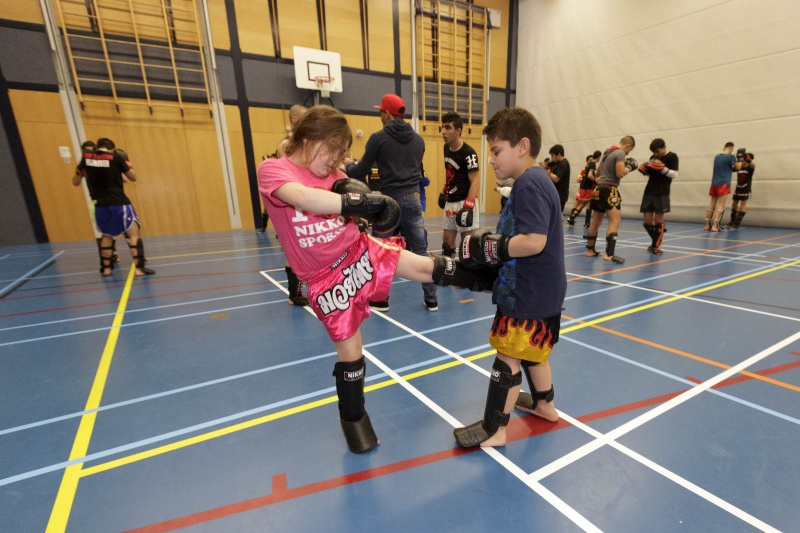 In Hatert krijgen probleemjongeren (of noem ze straatjongeren) vanmiddag kickboxles van twee kickboxkampioenen. Is een beloning voor hun deelname aan een sport (box) programma van een jongerenwerker van Tandem, die ook kickboxtrainer is.. Nijmegen, 7-12-2014 . dgfoto.